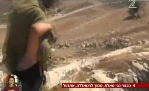 תיעוד: פלסטינים מכים חייל צה"ל