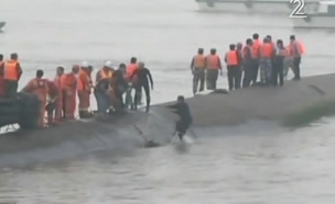 אסון בסין: מעבורת שעליה 450 נוסעים טבעה בנהר